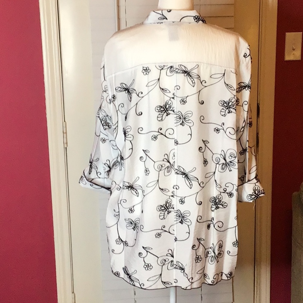Multiples: Floral Black and White Women's Top - Picture 4 of 14